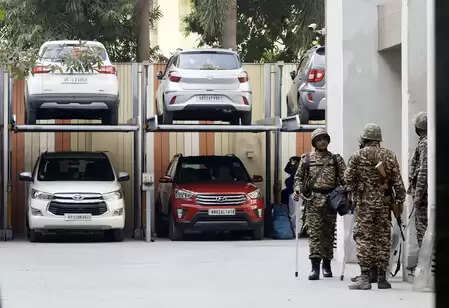 पश्चिम बंगाल : आई-पैक के को-फाउंडर के घर पहुंची कोलकाता पुलिस, रेड में शामिल ईडी; सीआरपीएफ कर्मियों की करेगी पहचान