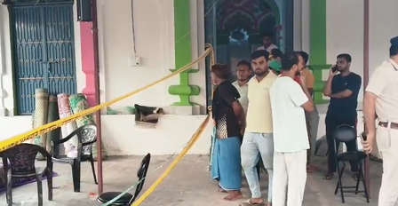 बिहार: गोपालगंज की एक मस्जिद में मौलवी की चाकू मारकर हत्या, मौके पर कई थानों की पुलिस तैनात