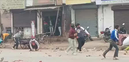 फरीदाबाद: नेहरू कॉलोनी में दो परिवारों में हुई जमकर पत्थरबाजी, कई घायल, पुलिस बल तैनात