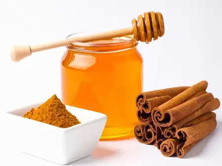 शरीर को अनगिनत फायदे देता है दालचीनी और शहद का कॉम्बिनेशन, जानें फायदों से लेकर सावधानी
