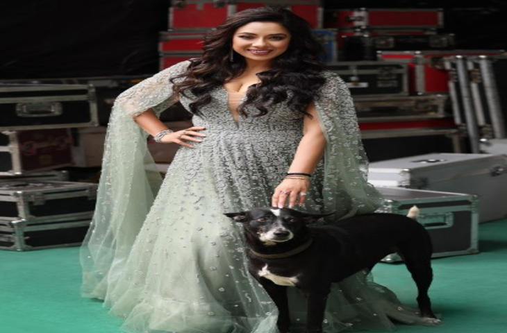 रुपाली गांगुली का एनिमल लव! स्ट्रीट डॉग के साथ शेयर की तस्वीरें, बोलीं- ये महाकाल बाबा का आशीर्वाद लगते हैं