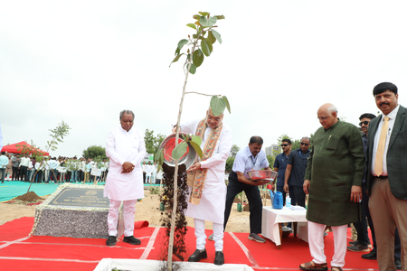 गुजरात: अहमदाबाद में गृहमंत्री अमित शाह और सीएम भूरेंद्र पटेल 'मिशन फाइव मिलियन ट्रीज' अभियान में शामिल हुए