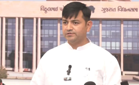 गुजरात विधानसभा में 'वंदे मातरम' के दौरान कांग्रेस विधायक के बैठने को लेकर विवाद