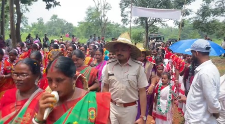 जमशेदपुर: पेड़ों की कलाई पर राखी बांधकर आदिवासी महिलाओं ने लिया संरक्षण का संकल्प