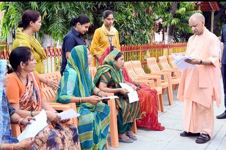 अधिकारियों से बोले सीएम योगी, शीघ्रता और पारदर्शिता से हो जनता की शिकायतों का निस्तारण