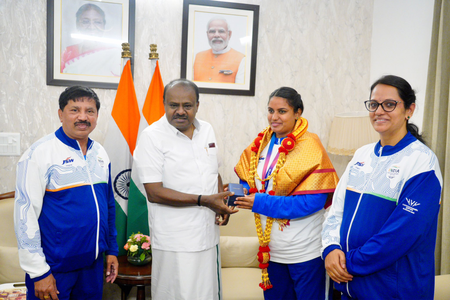 केंद्रीय मंत्री एचडी कुमारस्वामी ने सीडब्ल्यूजी 2026 में ब्रॉन्ज जीतने वालीं शिल्पा शायला को किया सम्मानित
