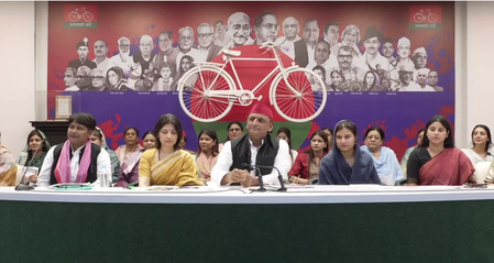 यूपी चुनाव से पहले अखिलेश का महिला कार्ड, हर महिला को सालाना 40 हजार रुपये का ऐलान
