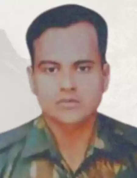 'चिंता मत करो पिताजी…', सेना की कहानियों में पला बच्चा जब बना कारगिल का योद्धा, मेजर विवेक गुप्ता की अमर गाथा