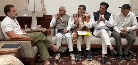 राहुल गांधी ने दिल्ली देहात के प्रतिनिधियों से की मुलाकात, सरकार पर गरीबों का हक छीनने का आरोप लगाया