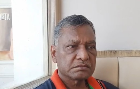 सीईसी ज्ञानेश कुमार के इस्तीफे की मांग पर अड़ी कांग्रेस, राहुल गांधी के आरोपों का सांसदों ने किया समर्थन