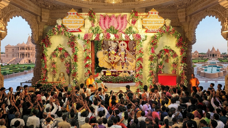 मथुरा-वृंदावन में जन्माष्टमी के विविध रंग: द्वारकाधीश मंदिर में निकलती है झांकियां तो बांके बिहारी मंदिर में मंगला आरती