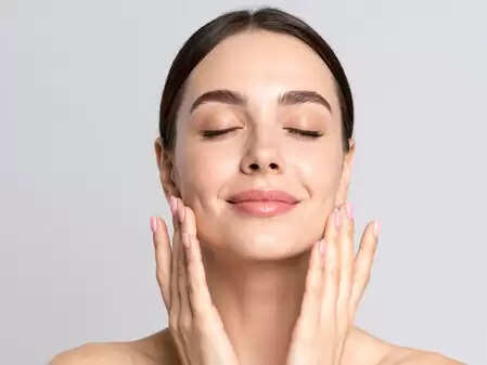 सेलेब्रिटी जैसा ग्लो चाहिए? जानें आइस वॉटर फेशियल के फायदे