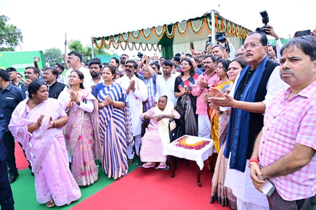 पहली पुण्यतिथि पर याद किए गए शिबू सोरेन, सीएम हेमंत ने पैतृक गांव में किया 14 फीट ऊंची प्रतिमा का अनावरण