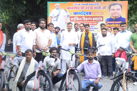पीएम मोदी के जन्मदिन पर मंत्री प्रवेश वर्मा ने बांटीं साइकिलें, बोले- देशभर में सेवा पर्व के रूप में मना रहे हैं लोग