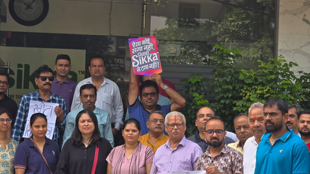 'पूरा पैसा दिया फिर भी बुनियादी सुविधा तक नहीं,' सिक्का बिल्डर्स के ऑफिस के बाहर निवासियों का प्रदर्शन