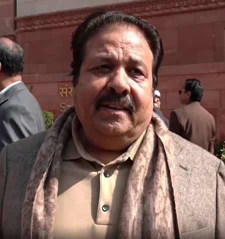 'वंदे मातरम' को लेकर सियासी घमासान तेज, विपक्ष ने उठाए सरकार की मंशा पर सवाल