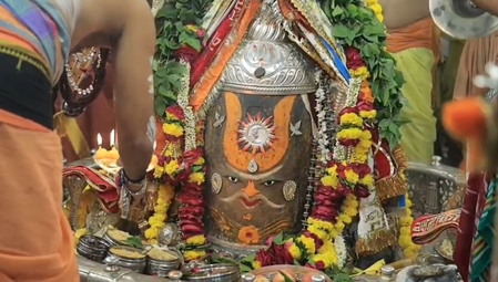 बाबा महाकाल का भांग, त्रिशूल, त्रिपुंड और सुगंधित पुष्पों से भव्य शृंगार, भस्म आरती में शामिल हुए श्रद्धालु
