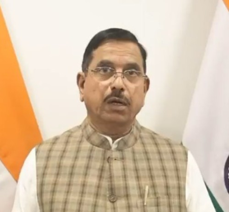 स्वच्छ ऊर्जा पर 'रिवर्स गियर' : प्रह्लाद जोशी ने कर्नाटक की ईवी नीति पर साधा निशाना