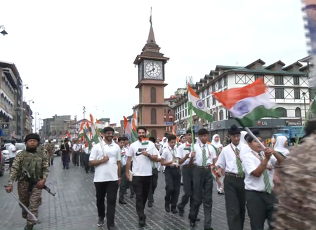सीआरपीएफ ने श्रीनगर के लाल चौक पर निकाली तिरंगा रैली, बच्चों को बताया आजादी का महत्व