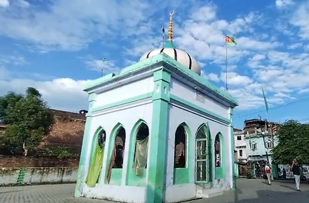संभल में जमीन विवाद ने पकड़ा तूल, मंदिर और 150 वर्ष पुरानी मजार को लेकर प्रशासन व स्थानीय लोग आमने-सामने