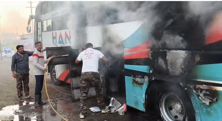 महाराष्ट्रः बुलढाणा में चलती बस में लगी भीषण आग, 30 यात्री बाल-बाल बचे