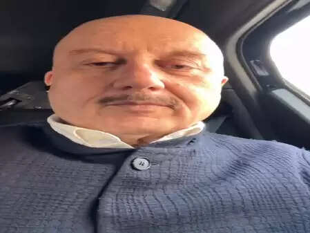 वाराणसी रेलवे स्टेशन देख अनुपम खेर को आई पीएम मोदी की याद, कहा- सच हो रहा है सपना