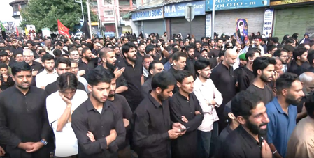 जम्मू-कश्मीर के श्रीनगर में सैकड़ों शिया समुदाय के लोग मुहर्रम के जुलूस में हुए शामिल