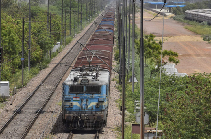 भारतीय रेल ने 2023-24 में 2.4 लाख करोड़ रुपए का रिकॉर्ड राजस्व हासिल किया