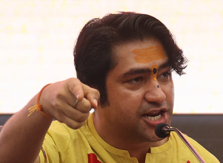 धीरेंद्र शास्त्री बोले, 'संतों और मठ-मंदिरों के खिलाफ रचा जा रहा षड्यंत्र', अयोध्या में किए हनुमानगढ़ी के दर्शन