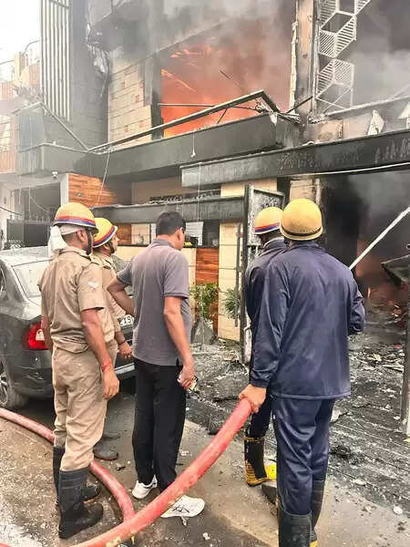 गाजियाबाद के प्रताप विहार में मकान में लगी भीषण आग, फायर ब्रिगेड ने समय रहते पाया काबू