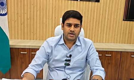 मऊ में बाढ़ आपदा प्रबंधन की रिहर्सल, ग्रामीणों को भी किया गया जागरूक: डीएम आनंद वर्धन