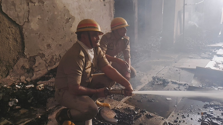 गाजियाबाद: इंदिरापुरम के पार्श्वनाथ मजेस्टिक में फ्लैट में भीषण आग, समय रहते बाहर निकले लोग