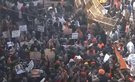 दिल्ली में बांग्लादेश उच्चायोग के बाहर प्रदर्शन, हिंदू युवक की हत्या का विरोध