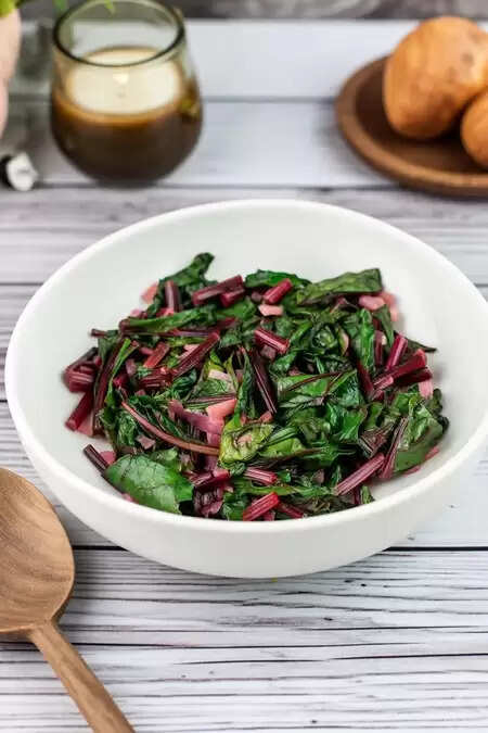 शरीर को डिटॉक्स करने के लिए फायदेमंद चुकंदर के पत्ते, खून की कमी को करते हैं दूर