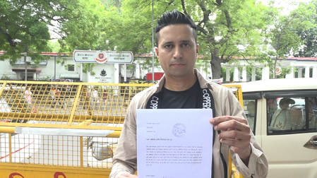 अभिजीत दिपके की गिरफ्तारी की मांग को लेकर दिल्ली पुलिस को शिकायतकर्ता फैजल ने सौंपी शिकायत