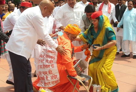 एनडीए के नेताओं ने पप्पू यादव पर कार्रवाई की मांग की तो इंडिया ब्लॉक ने प्रदर्शन को सही ठहराया