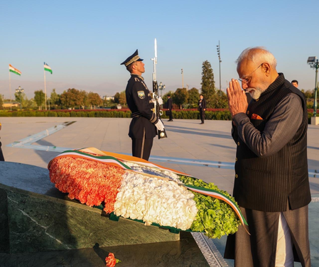 प्रधानमंत्री मोदी ने यंगी उज्बेकिस्तान पार्क में पुष्पांजलि अर्पित की, बताया- उज्बेक के समृद्ध इतिहास का सम्मान