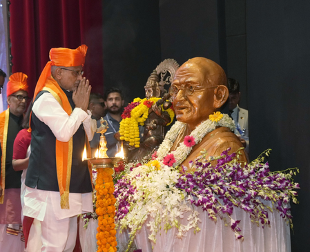 उपराष्ट्रपति ने छात्रों को राष्ट्र-निर्माण के लिए जिम्मेदारी से तकनीक का इस्तेमाल करने की सलाह दी