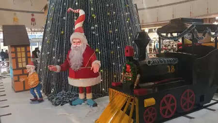 नोएडा में क्रिसमस का जश्न, सुरक्षा व्यवस्था चाक-चौबंद: गलत पार्किंग पर सख्ती, मॉल और चर्चों में उमड़ी भीड़