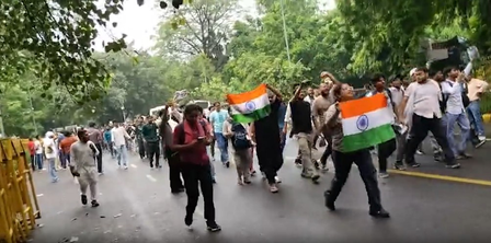दिल्ली के जंतर-मंतर पर विरोध प्रदर्शन के दौरान तनाव, पुलिस ने बैरिकेड्स लगाए