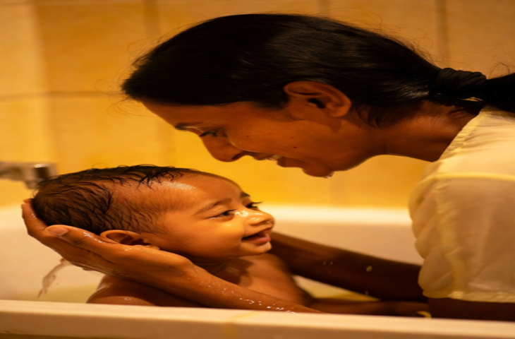 नवजात शिशु को नहलाते समय न करें ये गलतियां, जानिए सही तरीका