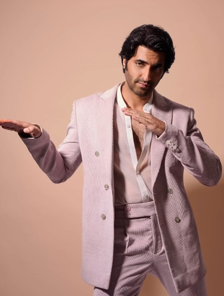 अक्षय ओबेरॉय ने बताया सिद्धार्थ आनंद पर करते हैं आंख बंद करके भरोसा, बोले- 'उनसे मैं सवाल नहीं पूछता'