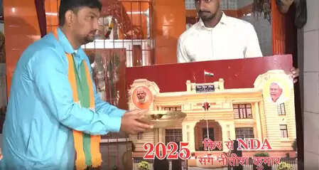 मतगणना से पहले भाजपा कार्यकर्ताओं ने पीएम मोदी-सीएम नीतीश कुमार की तस्वीर के सामने किया दूध से अभिषेक