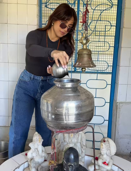 शिवलिंग पर जल चढ़ाते वक्त चश्मा पहनने पर ट्रोल हुईं भूमि पेडनेकर, यूजर्स बोले- 'पूजा कम, फोटोशूट ज्यादा है'