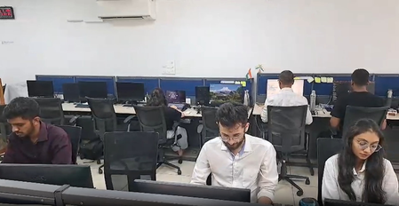 सूरत में कई कंपनियों ने कर्मचारियों को दिया वर्क फ्रॉम होम, कहा- कार पूलिंग और पब्लिक ट्रांसपोर्ट को मिलेगा बढ़ावा