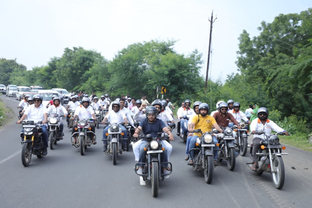 वडनगर से वाराणसी तक ‘सेवा यात्रा’: 35,500 किलोमीटर की बाइक यात्रा से गांव-गांव पहुंच रहा सेवा का संदेश