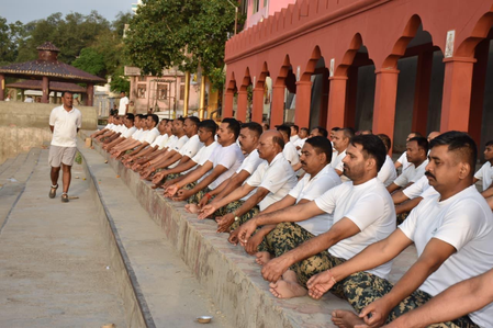 जम्मू: अंतरराष्ट्रीय योग दिवस से पहले चिनाब नदी के तट पर जागरूकता सत्र, बीएसएफ के जवानों ने किया अभ्यास