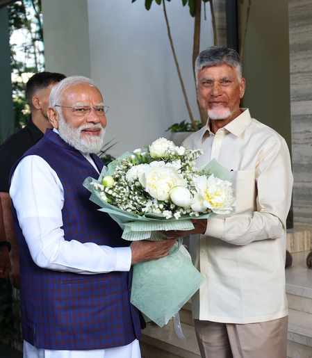 हैदराबाद: चंद्रबाबू नायडू और पवन कल्याण के घर पहुंचे पीएम मोदी, परिजनों से की मुलाकात