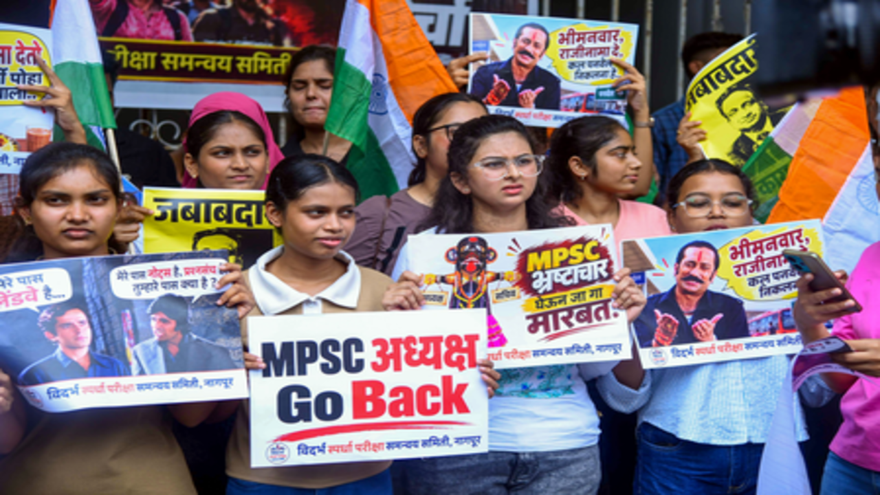 पुणे में एमपीएससी पेपर लीक विवाद के बीच एक छात्र ने की आत्महत्या, उम्मीदवारों में फैला आक्रोश