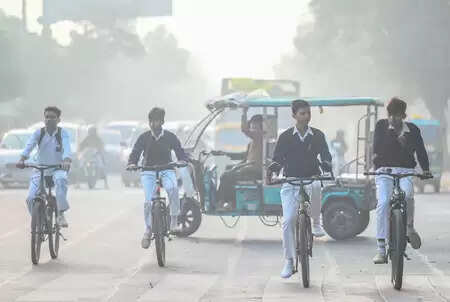 घने कोहरे और कड़ाके की ठंड के चलते गौतमबुद्धनगर में नर्सरी से कक्षा 8 तक के स्कूल 10 जनवरी तक बंद